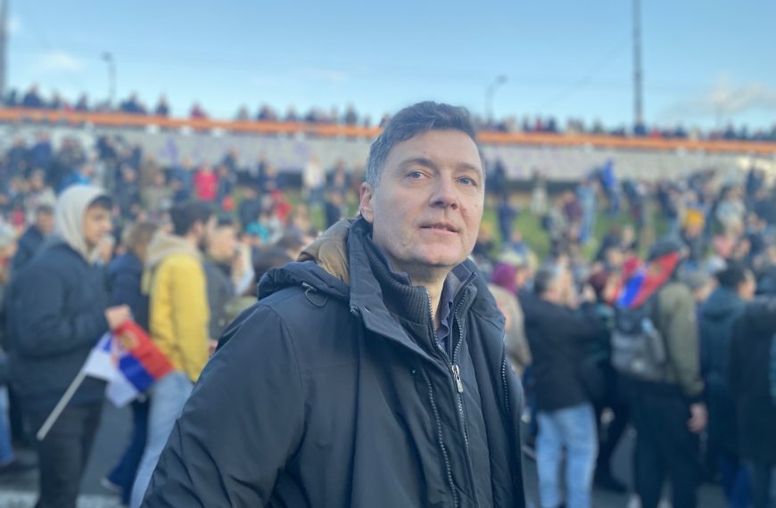 Zelenović: Dok se Srbija davi u poplavama, Gašić se bavi skidanjem nanogice Kuluviji