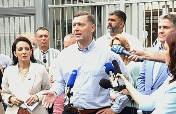 Zelenović: Kum Aleksandra Vučića sa Mikonosa izdaje naređenja da se hapsi poštena policajka