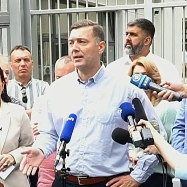 Zelenović: Kum Aleksandra Vučića sa Mikonosa izdaje naređenja da se hapsi poštena policajka