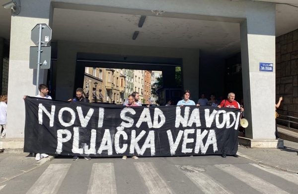 Privatno obezbeđenje čuva stražu dok na sednici Skupštine grada pljačkaju Novosađane