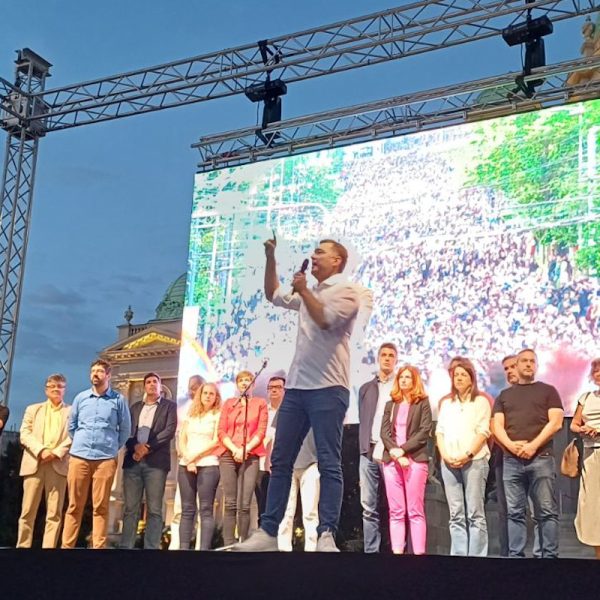 Nebojša Zelenović govori na protestu u Beogradu