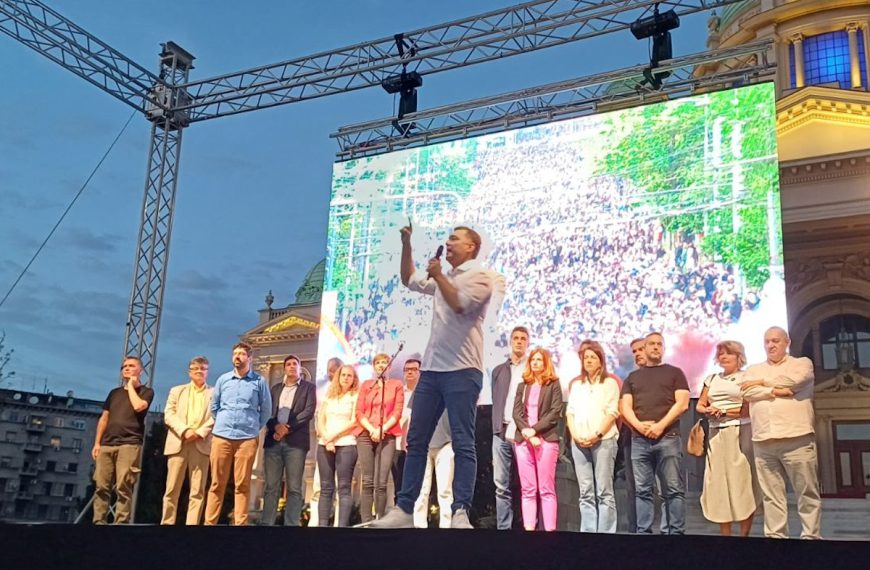 Nebojša Zelenović govori na protestu u Beogradu